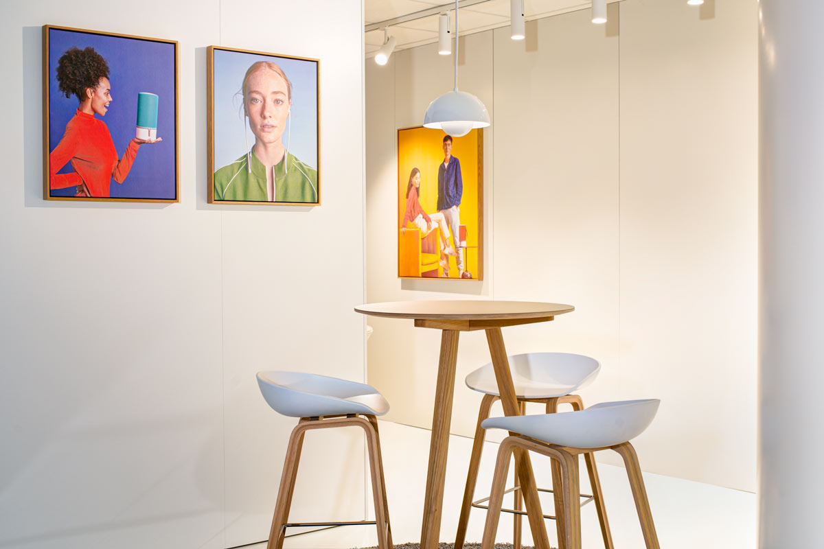 Stühle, Tisch und Bilder der Messe Ausstellung in Köln.