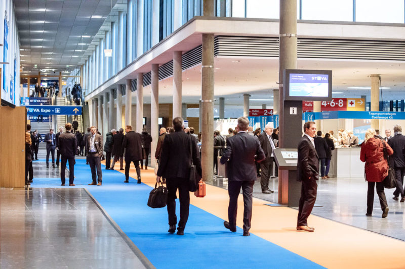 Eingang Messe. Personen am Eingang der Expo.