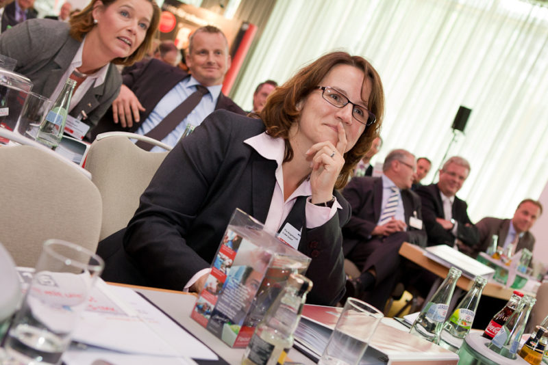 Frau und Zuhörer Besucher der Konferenz in Köln