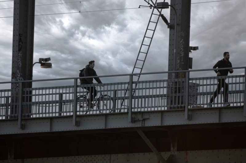 Läufer und Radfahrer auf Südbrücke in Köln