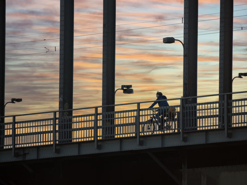 Radfahrer auf Kölner Südbrücke