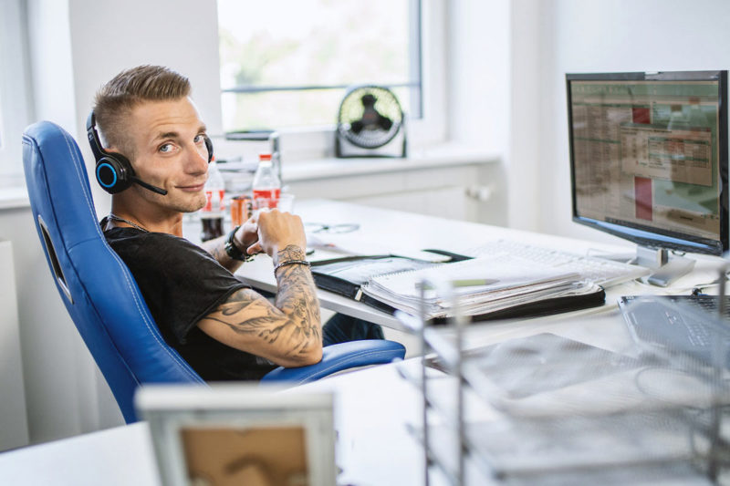 Fotograf aus Köln Mann im Büro am Schreibtisch mit Headset