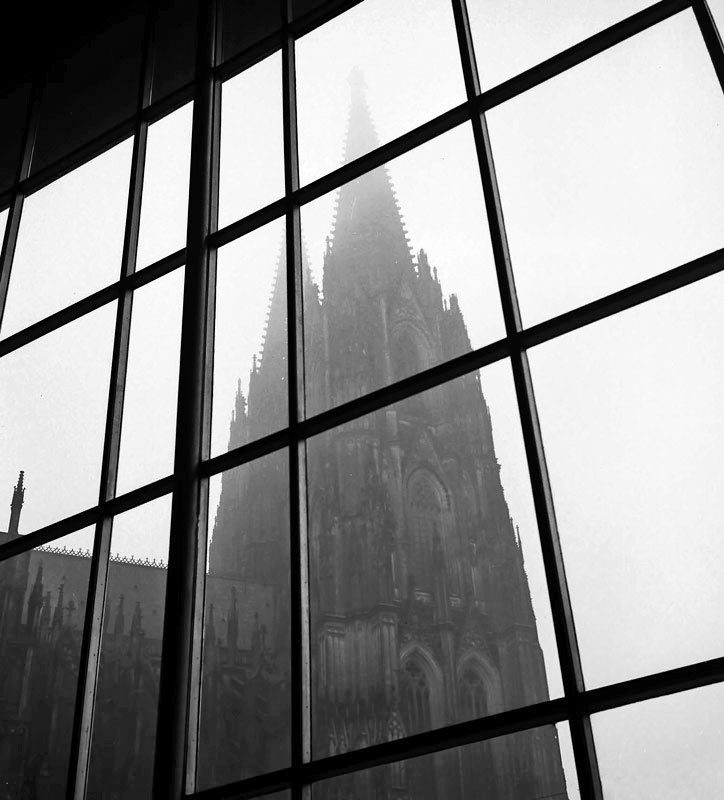 Kölner Dom durch Fenster fotografiert, künstlerische schwarz weiß Fotografie