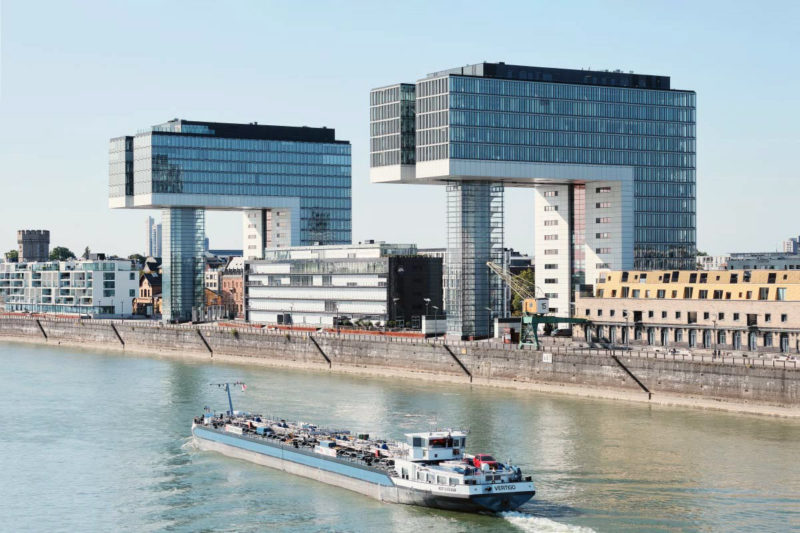 Krahnhäuser in Köln und Schiff auf dem Rhein