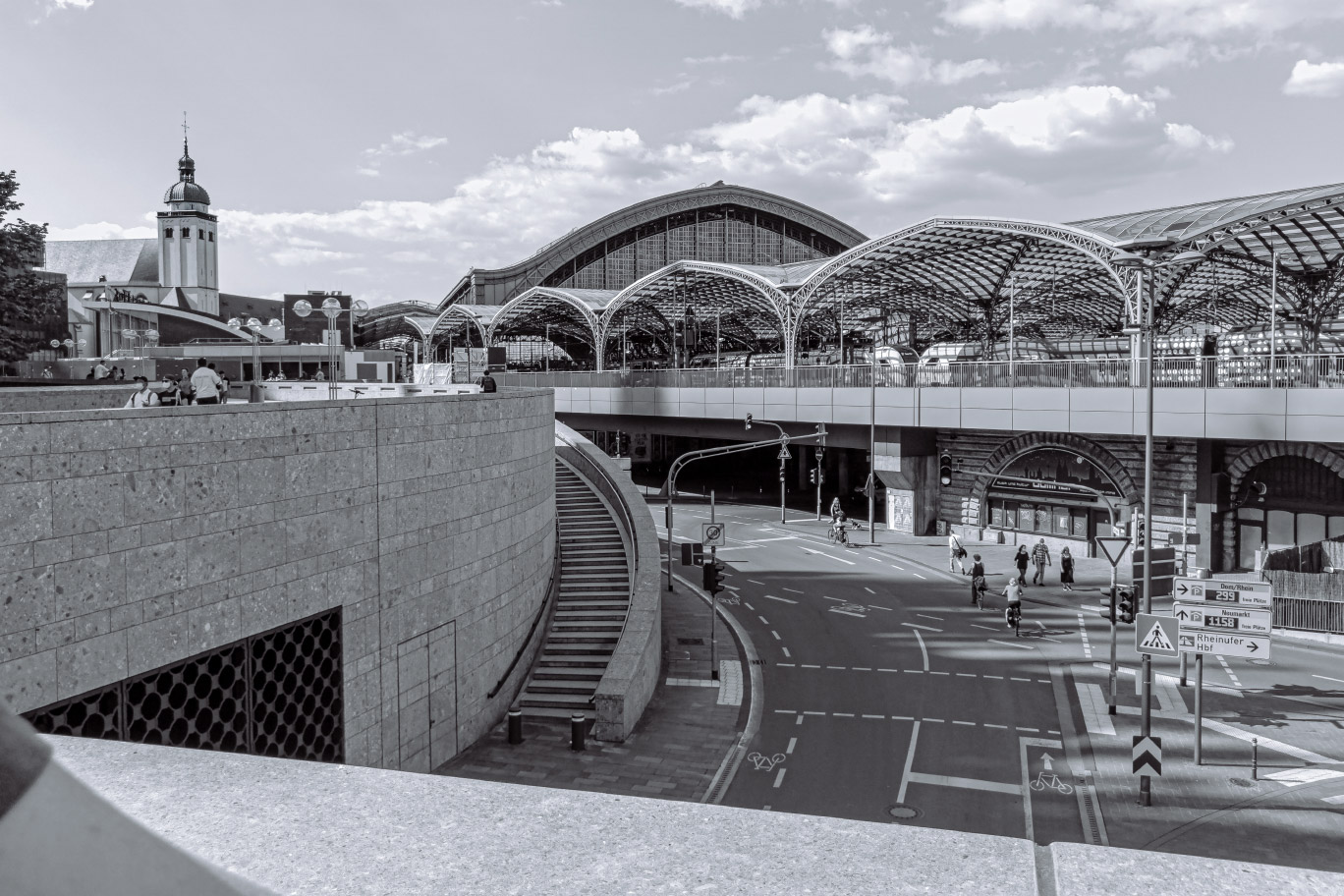 Blick vom Dom zum Bahnhof mit Hallen