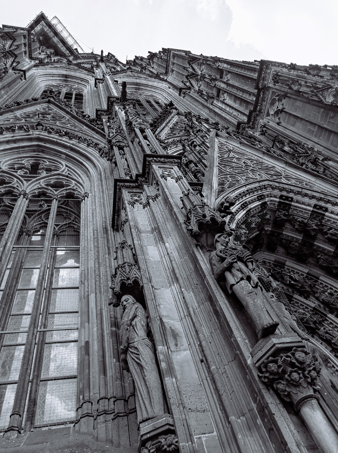 Figuren und Fenster am Kölner Dom