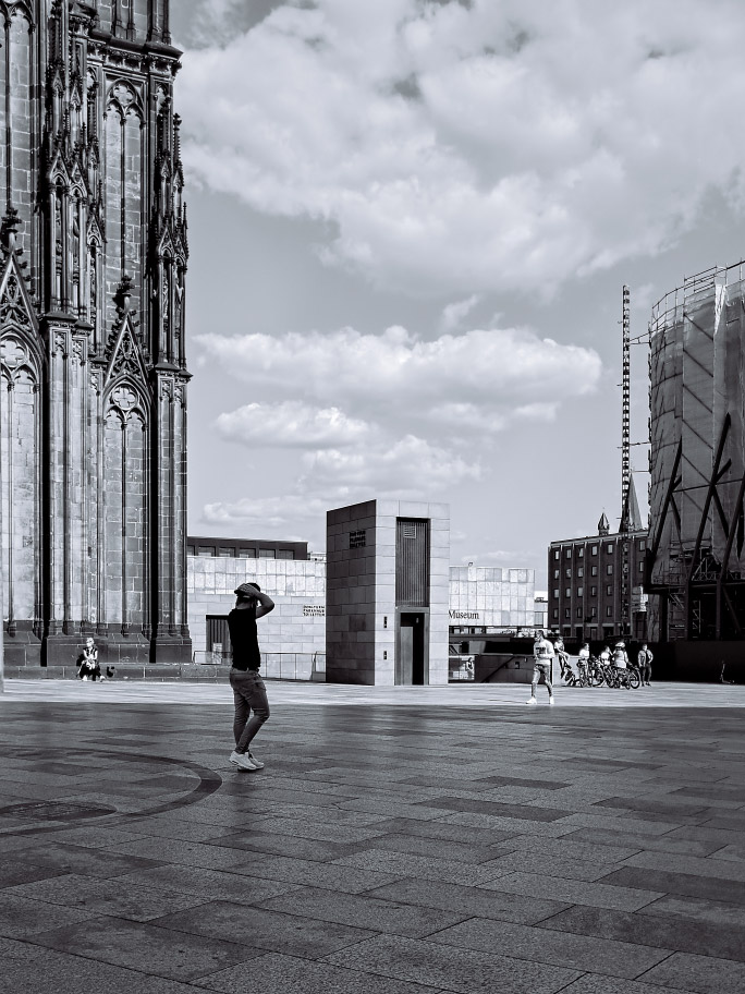 Person auf der Domplatte in Köln