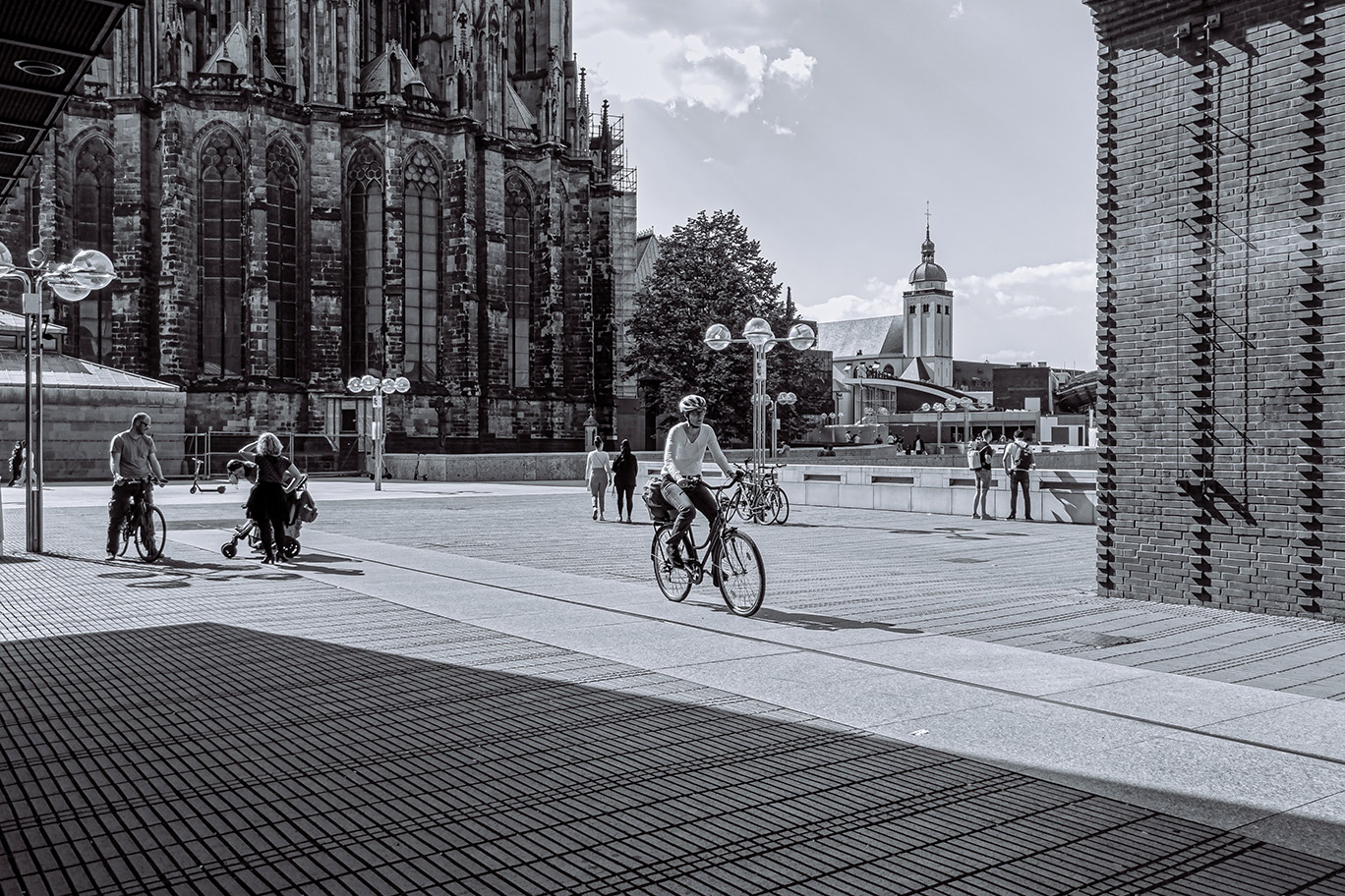 Art Foto Fahradfahrer hinter dem Dom