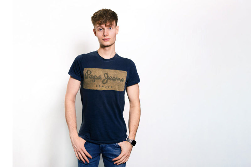 Fotostudio Portrait eines jungen Mannes