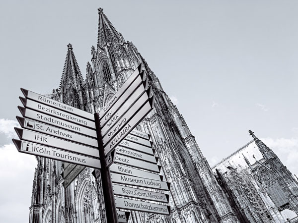 Kölner Dom und Schilder