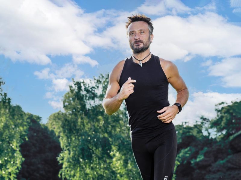 Läufer und Personaltrainer im Kölner Rheinpark