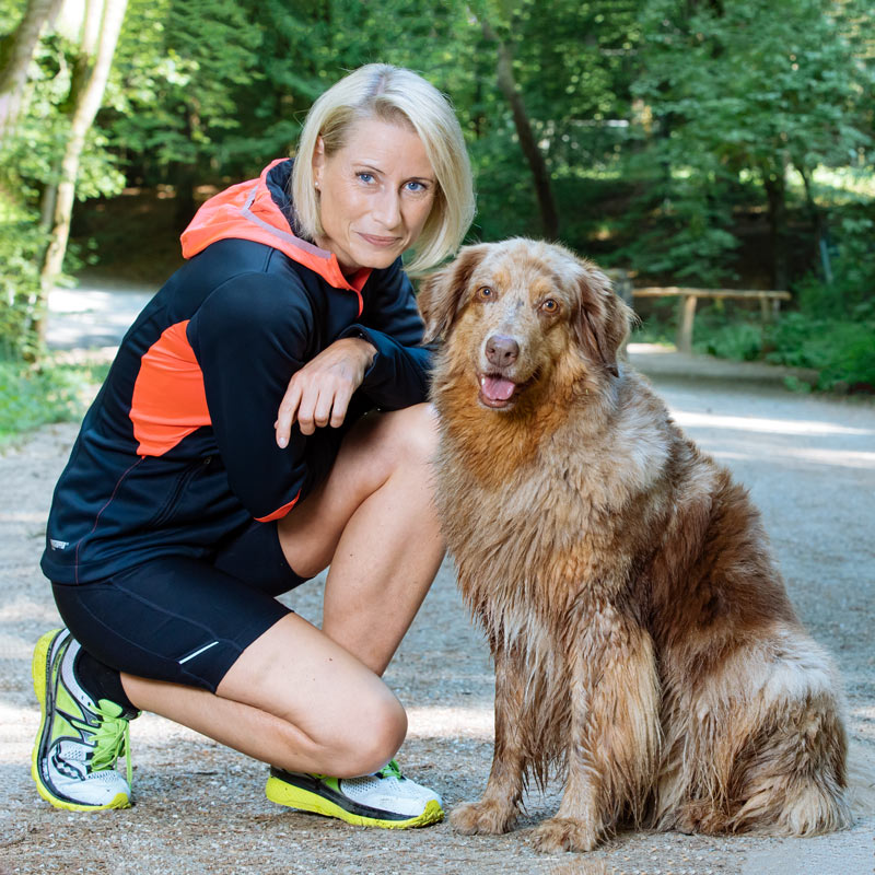 Personal Trainerin Foto mit Hund, Fotograf aus Köln.