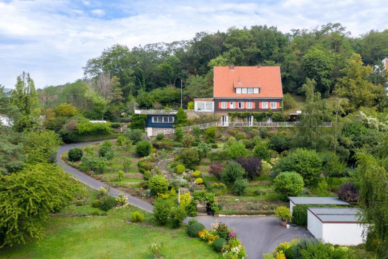 Luftbild eines Hauses, aufgenommen mit einer Drohne