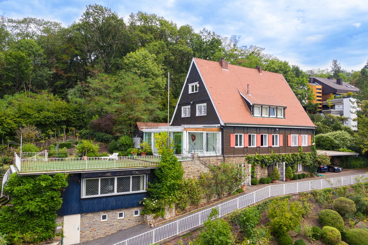 Immobilien Luftbild mit Drohne. Aufnahme eines Ferienhauses im Raum Köln Bonn.