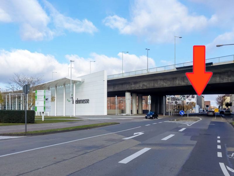dem Pfeil folgen, der Weg zum Kölner Fotostudio