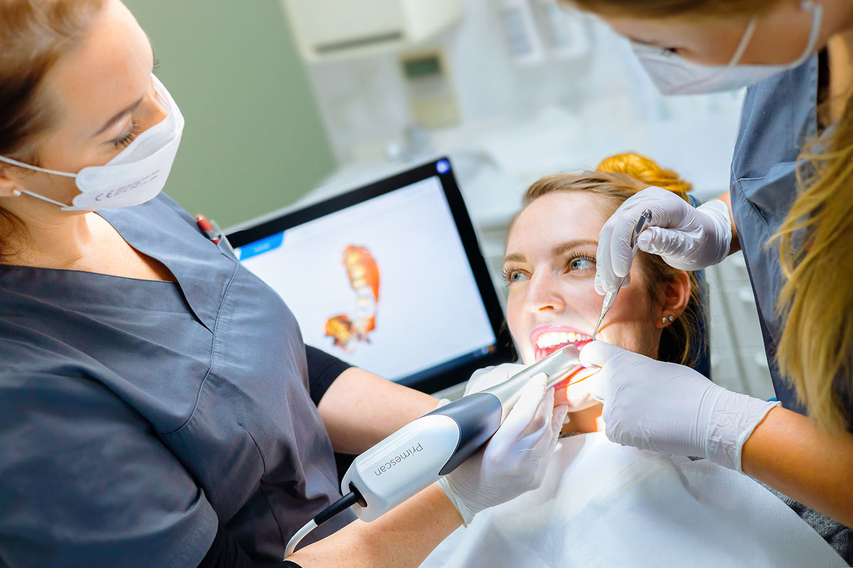 Behandlung einer Patientin der Zahnarztpraxis