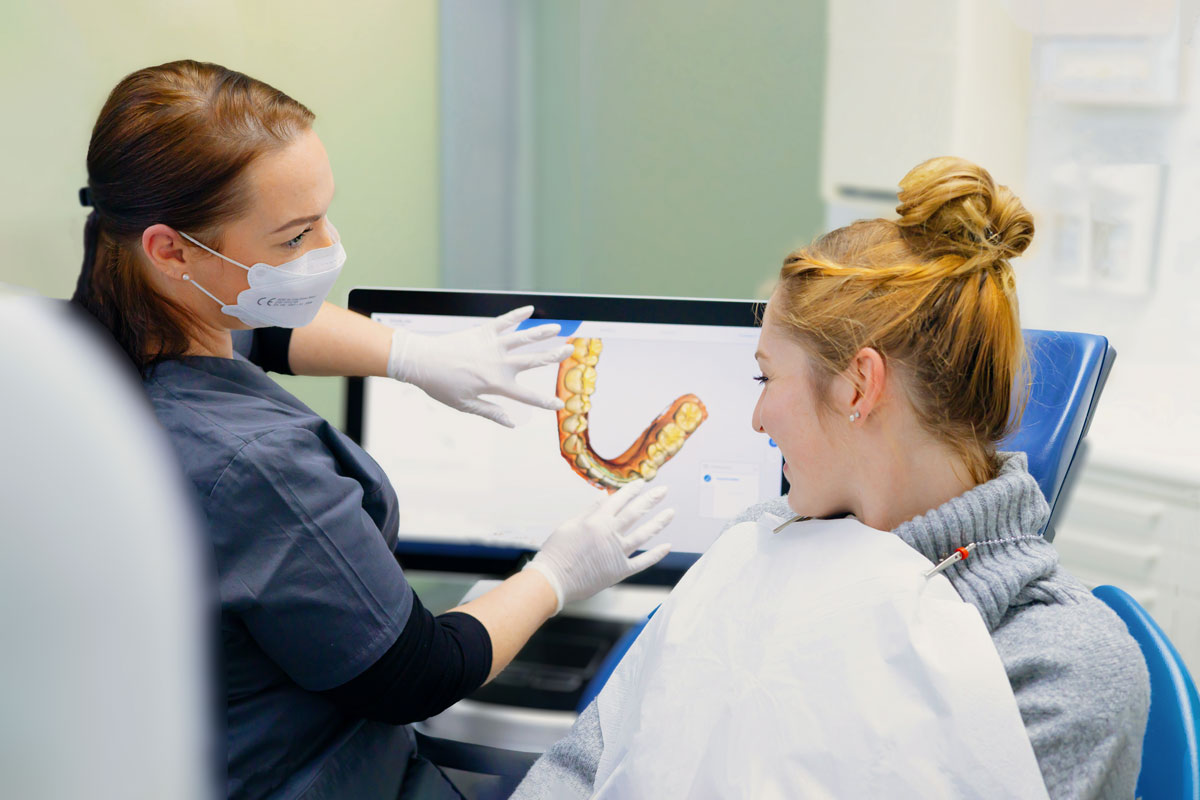 Frau berät Patientin in der Zahnarztpraxis