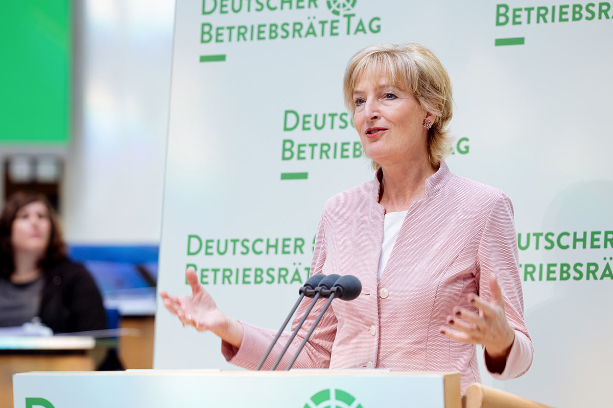 Frau hält Rede. WCCB Fotograf in Bonn mieten