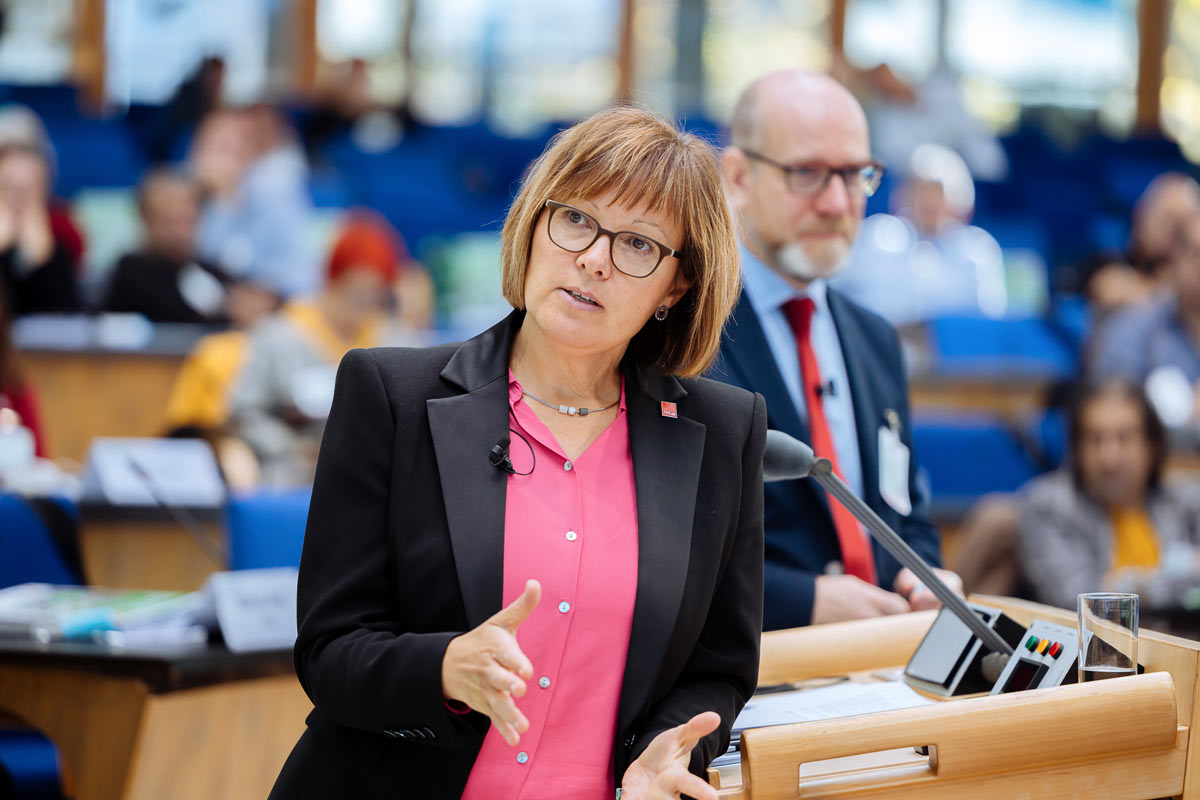 Business Frau hält Rede im Konferenz WCCB Bonn