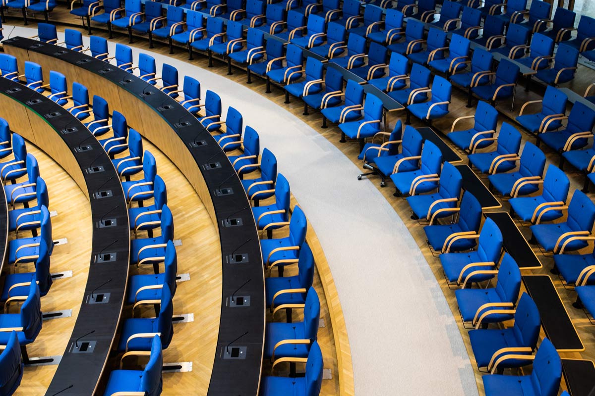 Stühle im Plenarsaal des alten Bundestags, Bonn.
