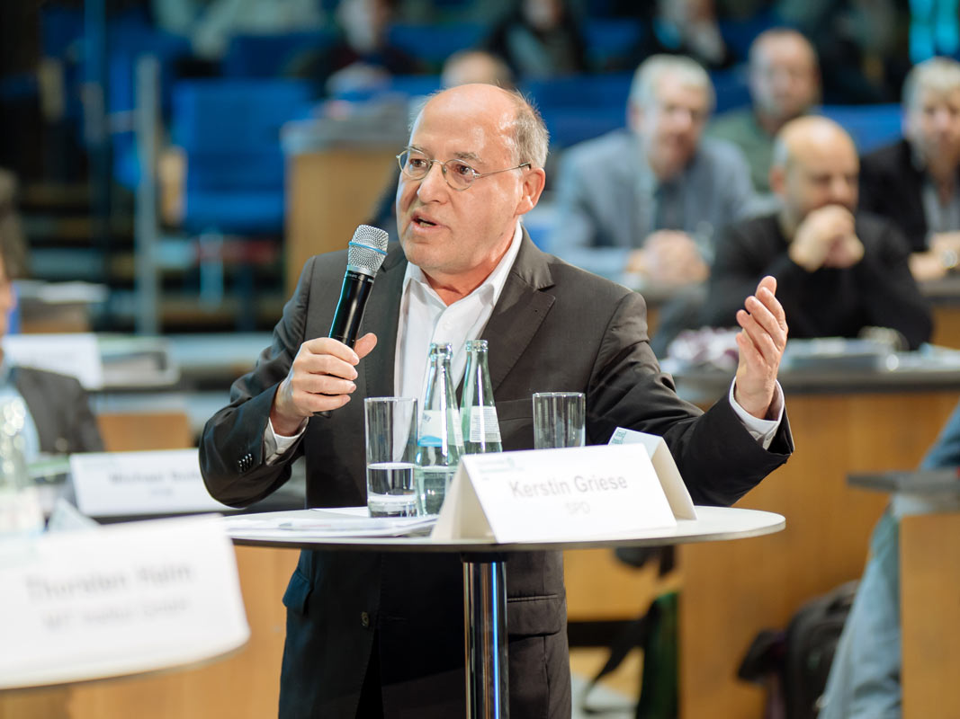 Gregor Gysi - Partei die Linke - bei einer Rede im alten Bundestag