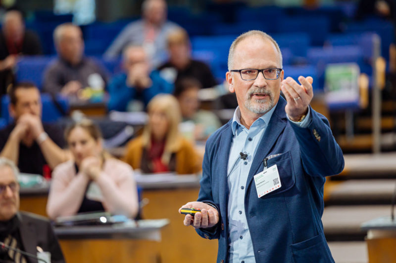 Vortragsfoto der Konferenz. Fotografie des Redners