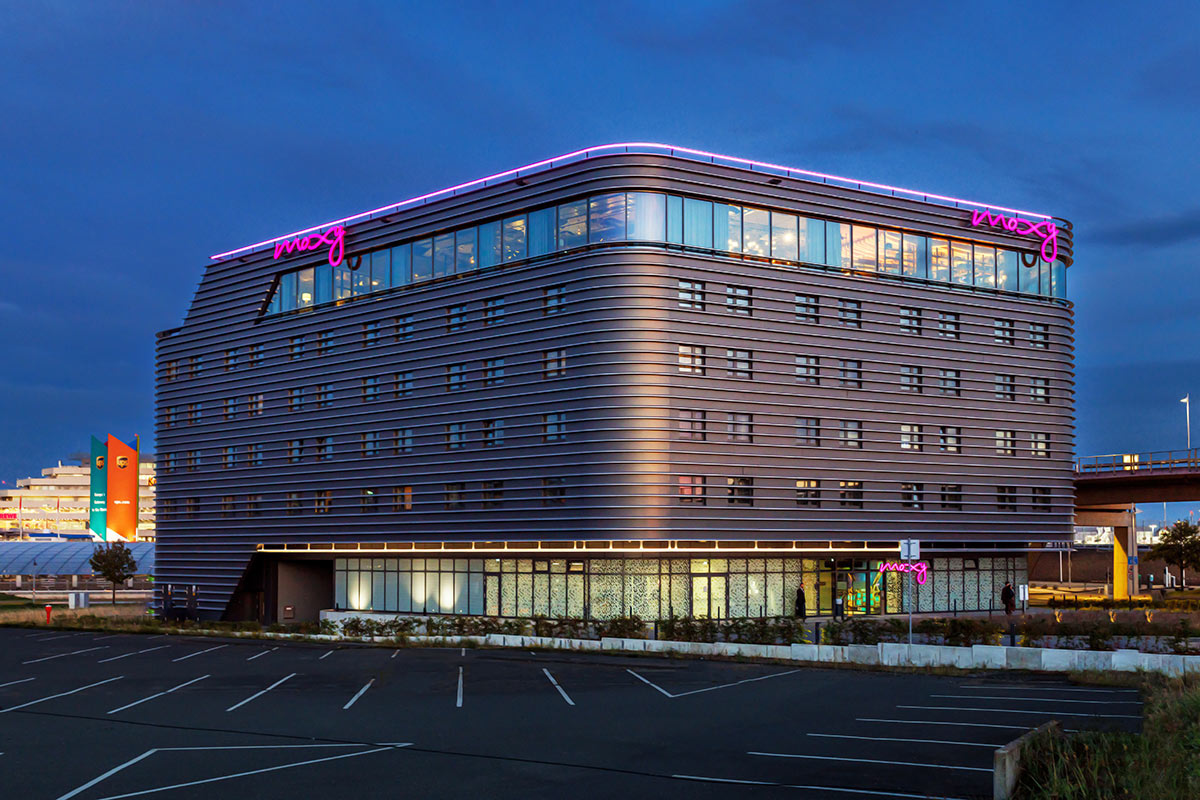Architektur Nachtaufnahme des Hotels am Köln/Bonner Flughafen