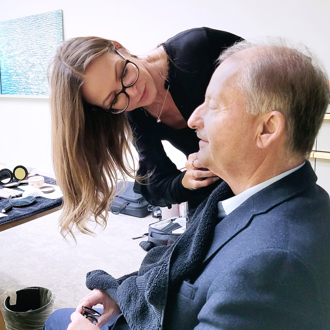 foto-visagistin-business-shooting Visagistin Emilia Keil beim Make up für ein Business Fotoshooting