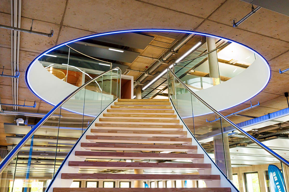 Interieurfotografie-Beispiel einer modernen Treppe