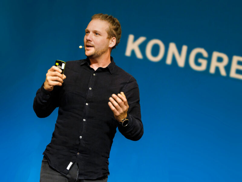 Eventfotografie eines Redners beim Vortrag auf einem Kongress.