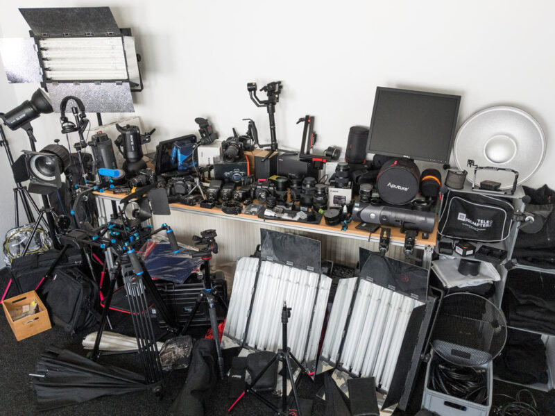 So kann es Backstage an einem Filmset aussehen. Equipment steht für das Foto und Film Team bereit.