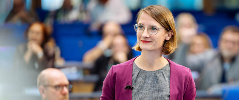 Ein Bild des Eventfotografen im Raum Köln. Frau bei einem Vortrag