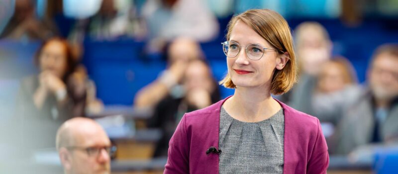 Foto einer Rednerin. Aufgenommen vom Eventfotografen bei einer Tagung in Dortmund