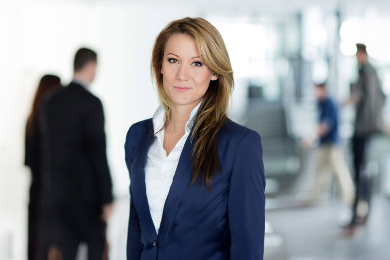 Business Foto einer Mitarbeiterin im Raum des Unternehmens. Fotograf, Dirk Baumbach.