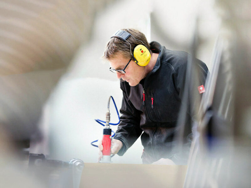 Ein Business Foto aus dem Unternehmen. Es zeigt Arbeiter bei der Produktion. Industriefotograf dieser Aufnahme ist Dirk Baumbach.