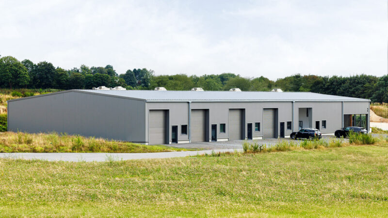 Die Außenaufnahme eines Firmengebäudes in NRW. Das Architekturfoto zeigt die Werks- und Produktionshalle der Firma.