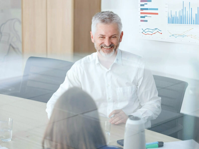 Das Foto eines Mitarbeiters im Büro. Ein modernes Business Portrait für ein Startup Unternehmen in Köln.