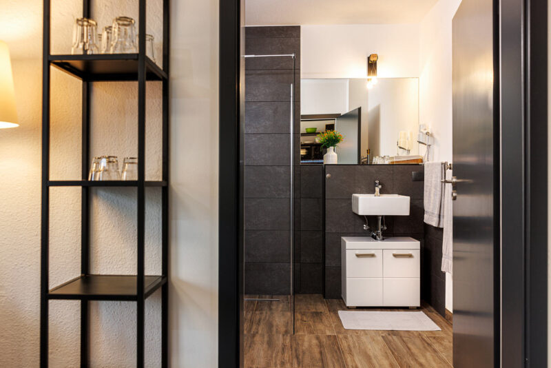 Airbnb Fotografen Preise. Weitere Informationen finden Sie auf dieser Webseite. Das Foto zeigt einen Teil des Bades der Ferienwohnung.