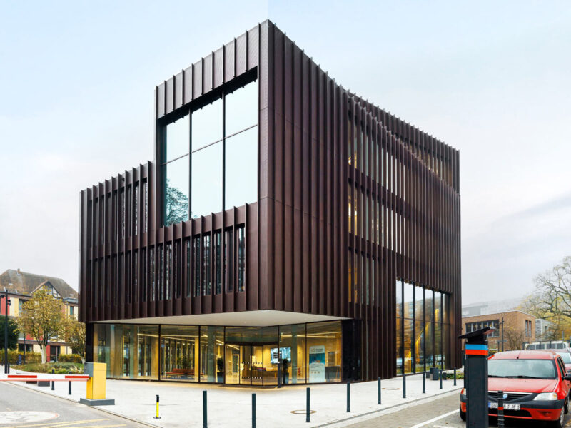Vorderseite und Haupteingang des Inno Doms in Köln. Architekturfotograf: Dirk Baumbach.