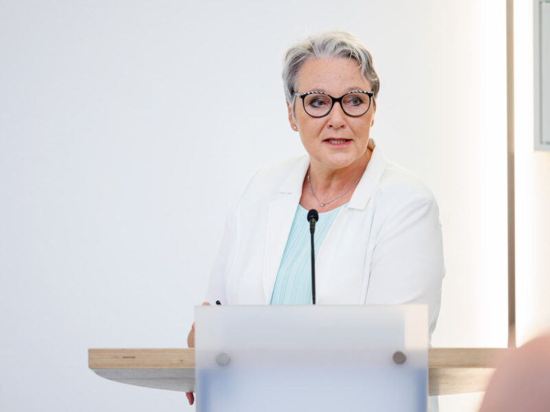 Der Kongress wird mit einer Rede eröffnet. Eventfoto aus Krefeld.
