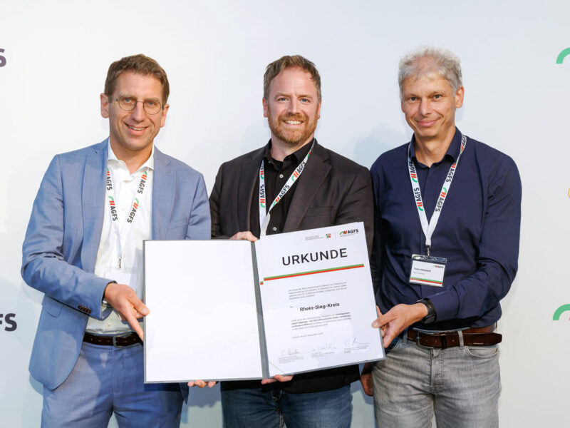 Jedes neue Mitglied erhält eine Urkunde. Eventfoto von 3 Teilnehmern.
