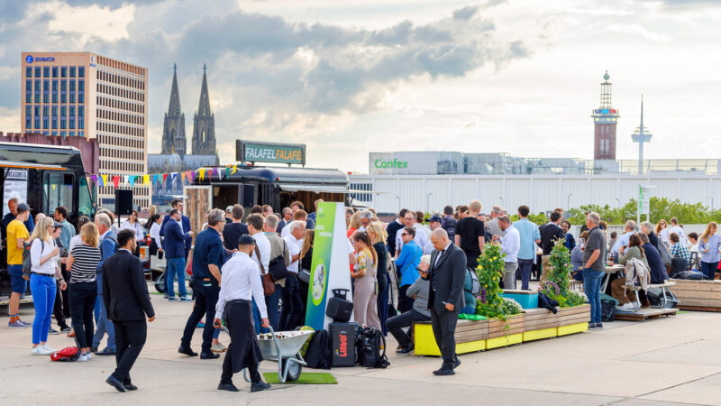 Auf dem Dach der Kölnmesse findet ein Event nach der Messe statt. Eventfotografie von Dirk Baumbach.