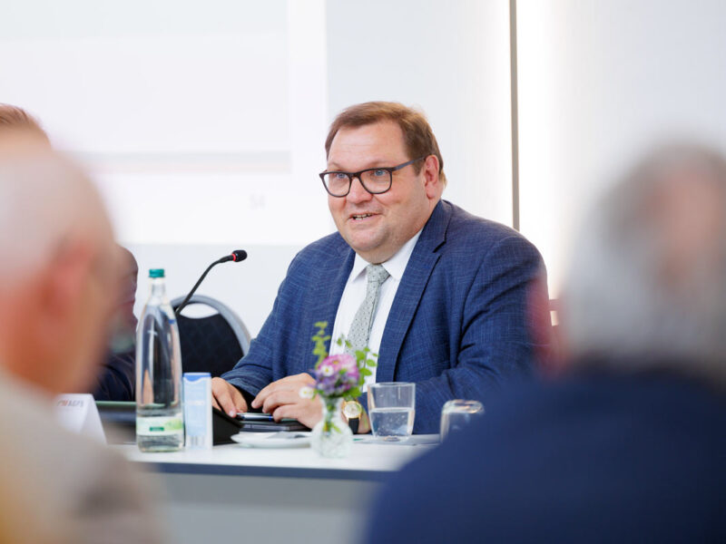 Der Vorsitzende spricht auf der Tagung in Krefeld.