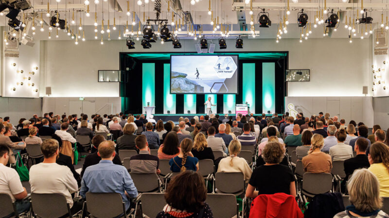 Eventfotografie beim AGFS Kongress in Köln. Raumfoto mit Bühne und Publikum.