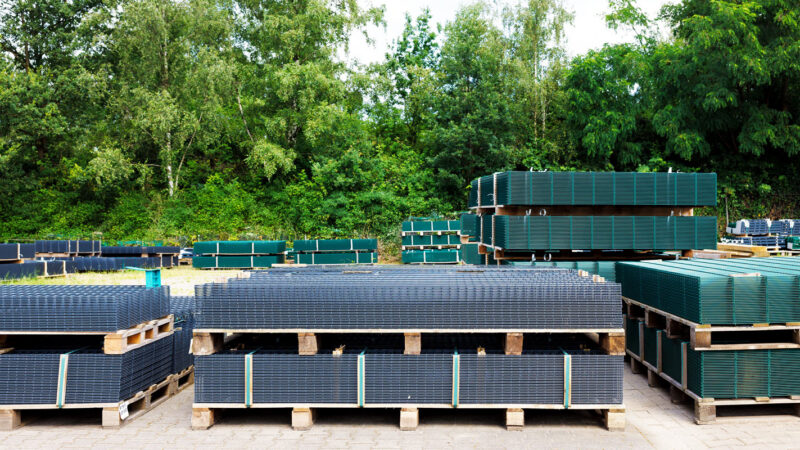 Das Lager des Unternehmens befindet sich im Hof. Das Foto zeigt Zäune für ein neues Bau-Projekt.