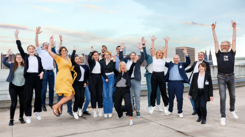 Die Party neigt sich dem Ende zu. Zu sehen ist das Gruppenfoto des Veranstaltungsteams in Köln.
