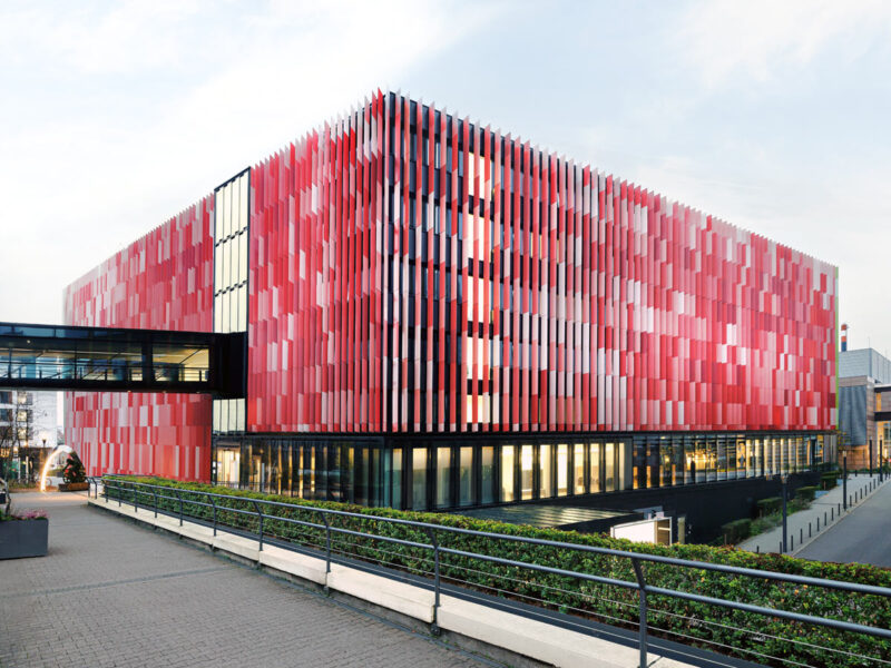 Ein zentrales Gebäude der Uni Kliniken in Köln. Architekturfotografie für Medfecilities.