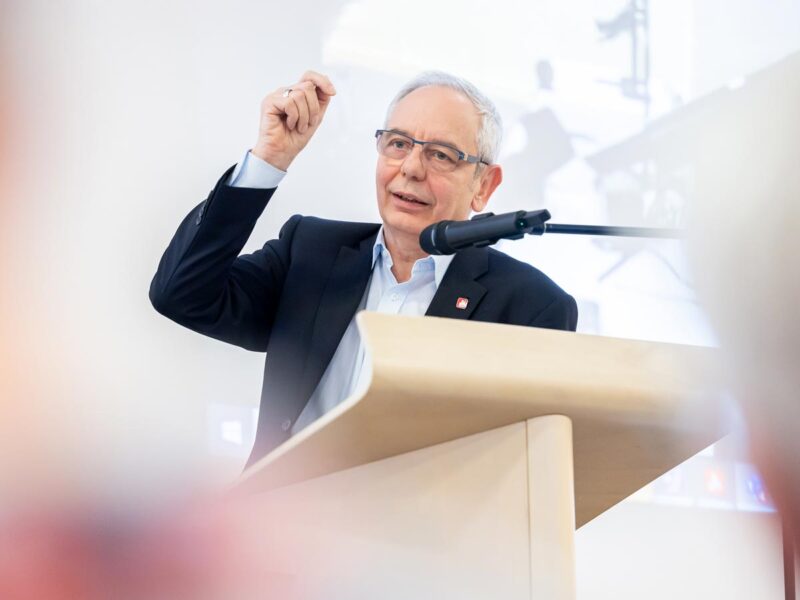 Tagung in Recklinghausen. Der erste Sprecher des Tages. Eventfotografie.