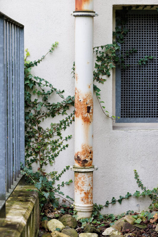 Gebäudesanierung steht an. Fotografie auf einer Baustelle. Bild des Architektur und Baustellenfotografen