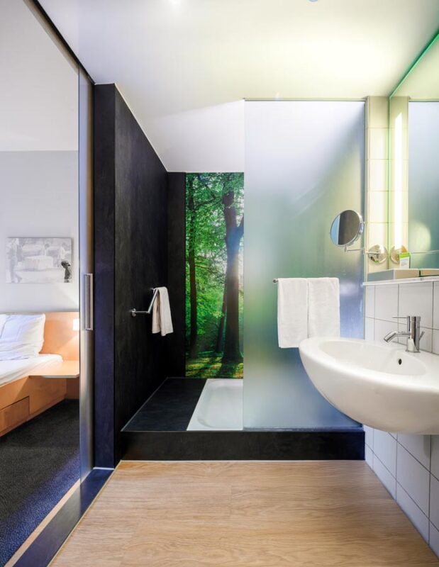 Das Foto des Badezimmers. Hotelfotografie des Hotelfotografen in Köln.